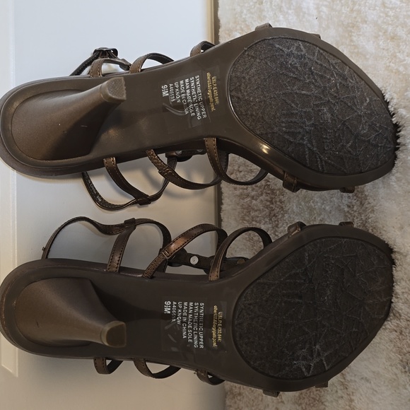 WOMEN'S KENNETH COLE REACTION BRONZE STRAPY HEELS  sz. 9.5 - Picture 3 of 6